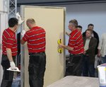 3.Osadzanie płyty wielkoformatowej na ścienie - łatwe układanie z zaprawą Sopro FKM(R) XL_m.jpg