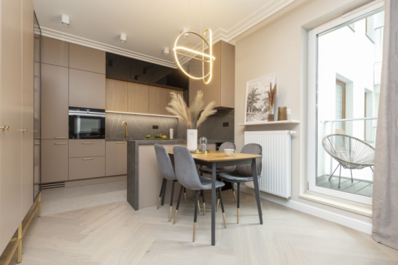 Dom, LIFESTYLE - Współpraca Wiolety Cieślik z Decoroom rozpoczęła się 6 lat temu, kiedy znana warszawska pracownia architektoniczna postanowiła stworzyć oddzielny dział kompleksowej realizacji mebli do zabudowy.