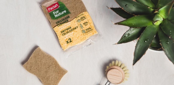 Dom, LIFESTYLE - Sięgamy po nią częściej niż nam się wydaje. Nie zdetronizowała jej nawet zmywarka, która gości w wielu polskich domach. Kiedy trzeba umyć na szybko sztućce, wytrzeć blat albo wyczyścić mocniej zabrudzone powierzchnie, gąbka do naczyń nie ma sobie równych.