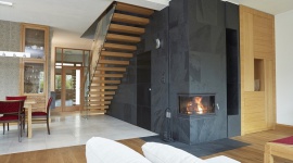 Kominek narożny – zabudowa, która doda mu uroku i funkcjonalności Dom, LIFESTYLE - Kominek narożny doda ciepła i uroku niemal każdemu pomieszczeniu. Jedną z jego zalet jest to, że zajmuje mniej miejsca niż kominek tradycyjny, z przeszkleniem jednostronnym.