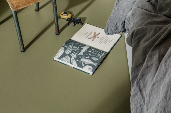 Dom, LIFESTYLE - Rzemiosło tworzenia linoleum ewoluowało na przestrzeni 150 lat – siłą napędową była chęć wyprodukowania ekologicznego, bezpiecznego dla środowiska, a jednocześnie trwałego i estetycznego materiału.