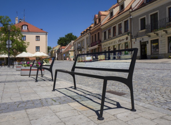  Dom, LIFESTYLE - Szkła używa się w meblarstwie od setek lat, ale dopiero dwudziestowieczny rozwój technologii produkcji pozwolił na uwolnienie jego potencjału. Współcześnie często stosuje się je w meblach i blatach. Najnowocześniejsze technologie szklane spełniają wymagania każdego projektanta.