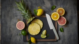 SANTOKU – „NÓŻ TRZECH CNÓT" Dom, LIFESTYLE - Inspiracja kuchnią japońską to nie tylko potrawy, ale również narzędzia kuchenne, jak np. nóż Santoku.