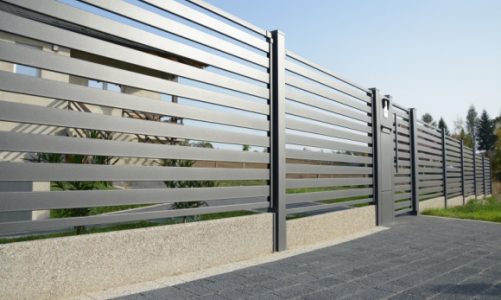 Z podmurówką czy bez? Ważny detal przy budowie ogrodzenia
