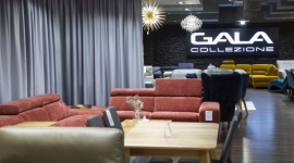 Szczecin – miejsce, gdzie design spotyka się ze sztuką Dom, LIFESTYLE - Połączenie przestrzeni handlowej z galerią sztuki? Ten mariaż udał się w Szczecinie, gdzie klienci poszukujący mebli do salonu mogą teraz spacerować wśród fotografii znanej szczecińskiej artystki Anny Niemiec.