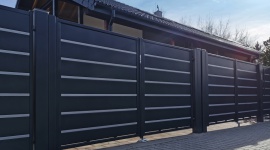 Design plus ochrona prywatności Dom, LIFESTYLE - Trawertyn PLUS to wyjątkowa odsłona wzoru, który należy do najlepiej sprzedających się modeli firmy Plast-Met Systemy Ogrodzeniowe. Dzięki wprowadzeniu wąskich kształtowników pomiędzy szerokie poziome poprzeczki uzyskano przegrodę, która chroni posesję i prywatność domowników.