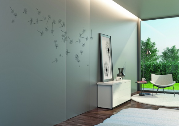 Dom, LIFESTYLE - Opatentowany przez włoską firmę AGB magnetyczny zamek TOUCH daje możliwość otwierania i zamykania drzwi bez tradycyjnej klamki, a także stworzenie aranżacji, w której drzwi zlicowane są ze ścianą. Wyjątkowe rozwiązanie dostępne jest w ofercie polskiego dystrybutora - firmy AGAS.