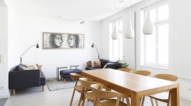 Minimalizm w kolorach bieli, drewna i szarości Dom, LIFESTYLE - W trzypiętrowej kamienicy z 1900 roku, w samym centrum Katowic znajduje się mieszkanie o powierzchni 110 m². Projekt jego wnętrza został nagrodzony w kategorii projektów zrealizowanych w IX edycji Konkursu VASCO Integracja.