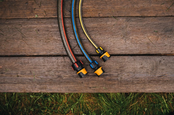  Dom, LIFESTYLE - Fiskars w ramach nowego segmentu do nawadniania gwarantuje pomocne rozwiązania dla ogrodników, a wśród nich kalkulator ogrodowy oraz innowacyjny system kodowania kolorem. Dzięki nim nawadnianie jest naprawdę łatwe.