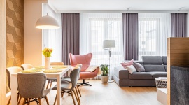 Szarość i dąb. Zaglądamy do funkcjonalnego mieszkania we Włochach Dom, LIFESTYLE - 72-metrowe mieszkanie zaprojektowane przez Beatę Napierałę z pracowni Modify – Architektura Wnętrz zlokalizowane jest w zaciszu warszawskich Włoch. Jego powierzchnia całkowita to 72 m2, a projektem objęte zostało 60m2.