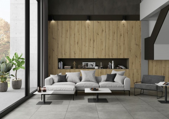 Dom, LIFESTYLE - Dekor Artisan z oferty Interprint wiernie odwzorowuje piękno majestatycznego dębu. Taki rysunek drewna – z bogactwem detali, odcieni i głębią struktury – świetnie wpisuje się w zainteresowanie naturalnymi akcentami we wnętrzach dodającymi przytulności.