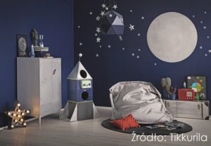 Tikkurila Optiva Satin Matt 7_kolor M350 Ink; Tikkurila Taika Pearl Paint_kolor srebrny, Tikkurila Taika Glow, Tikkurila Everal Aqua Semi Matt 40_kolory N429 Denim; M326 Marmalade Magiczna ściana, czyli pomysł na kreatywny prezent dla dziecka