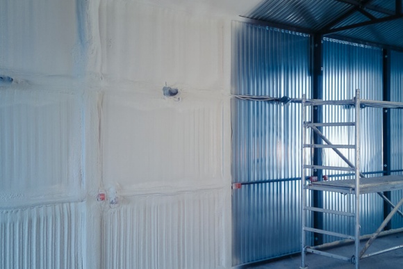 Dom, LIFESTYLE - Nieszczelny garaż, który wbudowany jest w bryłę domu, może być przyczyną dużych strat ciepła w pomieszczeniach mieszkalnych.