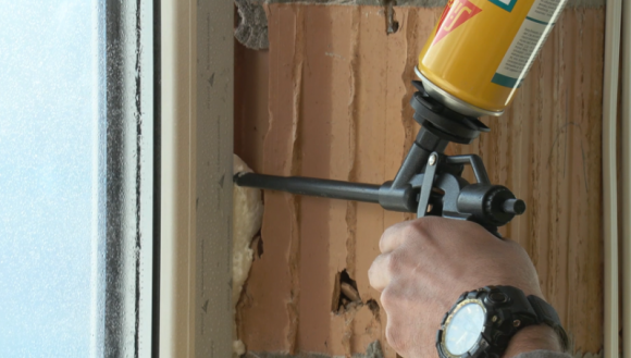 Dom, LIFESTYLE - Zaopatrzenie się w odpowiedni produkt do uszczelnienia, a także wyczyszczenie i zwilżenie powierzchni przed rozpoczęciem pracy to niezbędne działania, które powinniśmy podjąć, chcąc cieszyć się szczelną stolarką okienną lub drzwiową.