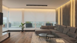 Rolety wewnętrzne materiałowe zamiast zasłon? Sprawdź, dlaczego to rozwiązanie z Dom, LIFESTYLE - Jeszcze kilkanaście lat temu w niemal każdym polskim domu okna obowiązkowo zdobiły firanki i zasłony. Główny zadaniem tych drugich było zapewnienie domownikom prywatności po zmierzchu. To, co dla naszych mam czy babć było standardem, zmieniło się na naszych oczach.