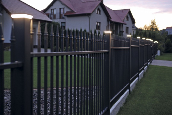 Dom, LIFESTYLE - Zanim rzucimy się w wir wiosennych prac w ogrodzie, założymy trawnik czy obsadzimy rabaty, warto zastanowić się, czy nie wprowadzić na naszą działkę trochę więcej światła. To najlepsza pora na modernizację oświetlenia zewnętrznego.