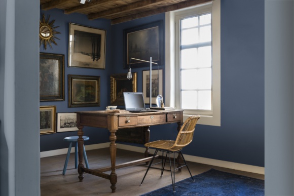 Dom, LIFESTYLE - Obrazy, zdjęcia, rysunki to nieodłączny element wystroju większości domów i mieszkań. Wieszamy je na ścianach, aby budowały nastrój i dodawały wnętrzu bardziej osobistego charakteru. Jak za pomocą odpowiednio dobranego koloru wyeksponować domową galerię?