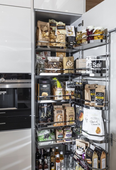  Dom, LIFESTYLE - Cargo, czyli system wysuwanych półek do mebli kuchennych staje się coraz popularniejszy w Polskich domach. Nic dziwnego – to rozwiązanie, które pozwala lepiej wykorzystać dostępną przestrzeń i zapewnia łatwy dostęp do przechowywanych produktów.