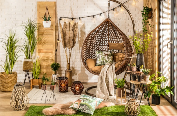  Dom, LIFESTYLE - Lato nadchodzi wielkimi krokami, co oznacza rozpoczęcie długo wyczekiwanego sezonu ogrodowego. Bez względu na to, czy planujesz zaaranżować swój ogród, taras, czy do dyspozycji masz balkon, pamiętaj o wyborze wygodnych mebli i stylowych dekoracji, które umilą Ci czas.