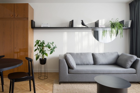  Dom, LIFESTYLE - Nowoczesne i z charakterem. Utrzymane w stonowanych barwach, ale jednocześnie kipiące energią. Z duszą, ale praktyczne i dostosowane do potrzeb lokatorów. Tak prezentuje się mieszkanie w Łodzi, w którym historia spotyka się z teraźniejszością. Jakie tajemnice skrywa?