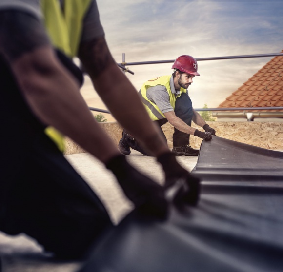  Dom, LIFESTYLE - Na rynku pojawiła się ponad 50 lat temu, jednak należny sobie rozgłos zdobyła dopiero w ostatnim czasie. Zainteresowanie wzbudza głównie ze względu na swoje nieprzeciętne parametry. Czym tak naprawdę jest i co warto wiedzieć o membranie EPDM?