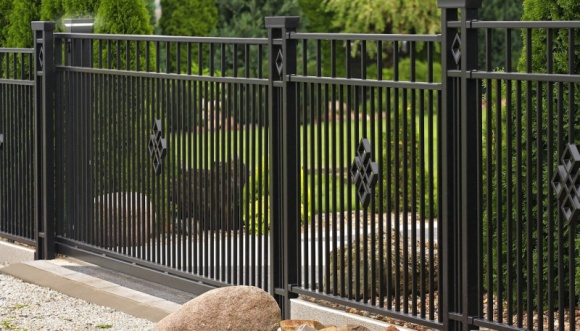  Dom, LIFESTYLE - Czy sadzenie roślin bezpośrednio przy ogrodzeniu to dobry pomysł? Z pewnością, mogą bowiem stanowić nie tylko dekorację, ale też spełniać inne ważne funkcje, jak chociażby oddzielenie wizualne od sąsiadów czy ochrona przed bezpośrednią bliskością ruchliwej ulicy.