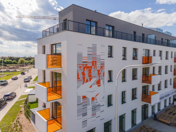 Dom, LIFESTYLE - Mural symbolizujący twórczość muzyka jazzowego, Krzysztofa Komedy pojawił się na Osiedlu Komedy na wrocławskim Jagodnie. Za jego realizację odpowiada Dom Development, który właśnie zakończył budowę pierwszego etapu swojej inwestycji.