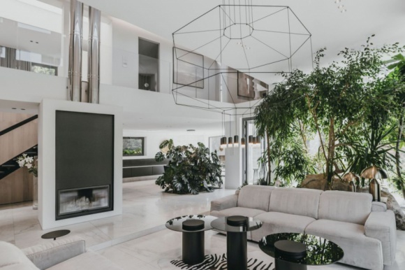 Dom, LIFESTYLE - Dom o powierzchni 340 m2 charakteryzuje bryła z jedną ścianą w formie łuku. Piętro zaprojektowane w postaci antresoli sprawia, że wnętrze domu jest przestronne i otwarte – wrażenie to potęgują duże okna, dzięki którym przestrzeń jest widna, pełna naturalnego światła.