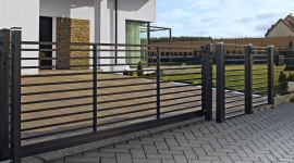 Delikany mocarz - Nowoczesne Ogrodzenie Frontowe Turkus Dom, LIFESTYLE - Subtelne ogrodzenie, dające wyjątkowo dużą przezierność to doskonały sposób na wyeksponowanie walorów ciekawej architektury budynku i piękna otaczającego go ogrodu. NOF Turkus marki Plast-Met Systemy Ogrodzeniowe łączy ażurowy wygląd z trwałością i stabilnością konstrukcji.