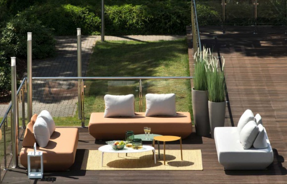  Dom, LIFESTYLE - Wspaniałą oprawę dla miłych letnich chwil stworzy taras albo balkon zaaranżowany jako przedłużenie wnętrza. Dlaczego właśnie to rozwiązanie sprawdzi się najlepiej? I jak osiągnąć najkorzystniejszy efekt? Zapytaliśmy o to cztery projektantki i stylistki.