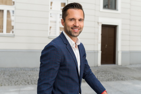  Dom, LIFESTYLE - Polacy coraz chętniej kupują domy i apartamenty za granicą. Bogacimy się jako społeczeństwo i luksus posiadania nieruchomości na drugim zakątku słonecznej Europy jest tego naturalnym następstwem.