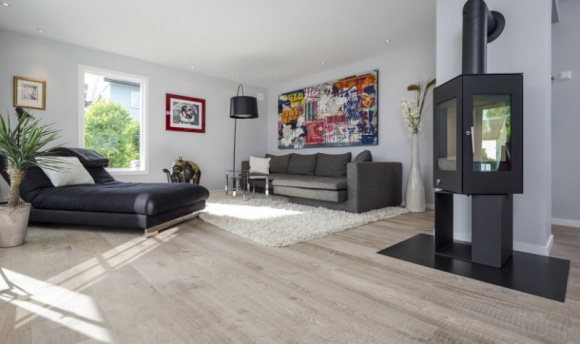 Dom, LIFESTYLE - Wszyscy doskonalą znają tę koronną trójkę: czerwony, żółty i niebieski. Ci zaś działający nieco głębiej w formach wizualnych wymienią z kolei: cyjan, żółcień i magentę. Jednak w przypadku marki Chapel Parket mamy do czynienia z ponad 50 podstawowymi wybarwieniami.