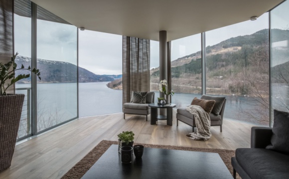 Dom, LIFESTYLE - Decydując się na nową podłogę często bierzemy pod uwagę m.in. jej wygląd, to jak będzie współgrać z wnętrzem i całym domem oraz czy możliwa jest instalacja ogrzewania podłogowego.