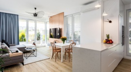 Złoto i miedź na warszawskiej Woli Dom, LIFESTYLE - Mieszkanie na warszawskiej Woli, zrealizowane przez Beatę Napierałę z pracowni Modify-Architektura Wnętrz to projekt stawiający na barwy bieli i szarości.