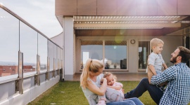 Dach płaski jako przestrzeń kreatywna Dom, LIFESTYLE - Jeszcze niedawno spadzisty dach przez wielu traktowany był jako wyznacznik polskiej architektury, a z kolei dach płaski kojarzył się z jednorodzinnymi kostkami budowanymi w PRL-u. To rozwiązanie to jednak wiele zalet i stanowi przestrzeń, którą możemy kreatywnie wykorzystać.