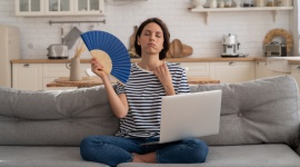 Co 4. z nas nie radzi sobie z upałem w mieszkaniu Dom, LIFESTYLE - Pierwsze fale upałów dały się nam we znaki już w czerwcu. Jak sobie z nimi radzimy? W większości z niewielkim efektem, m.in. dlatego, że nie wiemy, co właściwie wpływa na temperaturę w mieszkaniu – wynika z ankiety „Lato w mieszkaniu”.