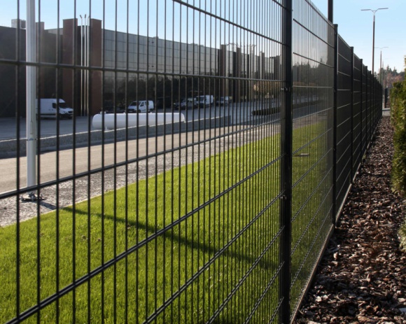 Dom, LIFESTYLE - Do niedawna w miejscach nie wymagających reprezentacyjnego parkanu niepodzielnie królowała siatka. Dziś coraz chętniej wybieraną alternatywę stanowią dla niej ogrodzenia panelowe.