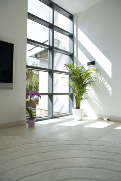  Dom, LIFESTYLE - Okna wpływają nie tylko na estetykę mieszkania, ale również na jego izolacyjność oraz efektywność energetyczną. Ich wybór jest jednak trudny – jak odnaleźć się w setkach modeli oferowanych na rynku? Pamiętajmu o kilku kluczowych kwestiach, a wybór nie sprawi żadnego kłopotu.