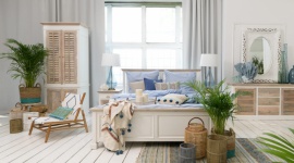 Lato w stylu Hamptons Dom, LIFESTYLE - Za oknami błękit oceanu. Fale miarowo uderzają o brzeg, słoneczną ciszę przerywają nawoływania mew. Piasek na plaży jeszcze nie zdążył się nagrzać. Ten biały drewniany domek pośród wydm i traw jest Twój. W przytulnej kuchni pachnie świeżo zaparzona kawa i jajka na bekonie.