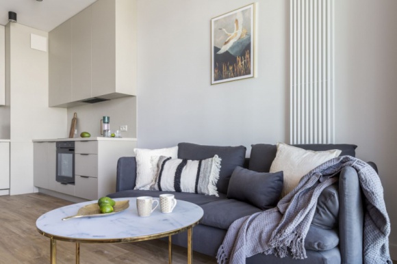  Dom, LIFESTYLE - Czasami wystarczą proste rozwiązania, by stworzyć piękne wnętrze. Nowoczesny minimalizm w mieszkaniu znajdującym się na nowopowstałym osiedlu 19. Dzielnica przy ul. Kolejowej na warszawskiej Woli doskonale wpisuje się w wyjątkowy charakter całej inwestycji.