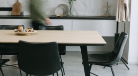 Zrównoważony rozwój w projektowaniu wnętrz Dom, LIFESTYLE - Zrównoważony rozwój wnętrz dotyczy potrzeb teraźniejszości, jest przyjazny dla środowiska i kładzie nacisk na materiały pochodzące z recyklingu.