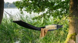 Hamaki i huśtawki, które zafundują błogi wypoczynek Dom, LIFESTYLE - Każdy z nas potrzebuje czasu tylko dla siebie – odrobiny błogiego lenistwa. Dlatego prócz obszernego stołu z krzesłami oraz sof i foteli, do własnego ogrodu czy na balkon dobrze jest wprowadzić również hamak czy huśtawkę. Na jakie nowości warto zwrócić uwagę?