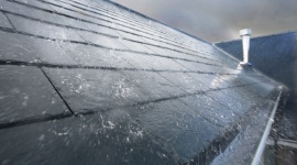 System rynnowy a nagłe zjawiska pogodowe – jak się przygotować? Dom, LIFESTYLE - Postępujące zmiany klimatu powodują, że latem zaczynamy spoglądać w niebo z coraz większym niepokojem. Dlatego warto, na ile to możliwe, przygotować nasz dom na takie niespodziewane zjawiska pogodowe. Ważnym elementem, o który warto zadbać jest m.in. system rynnowy.