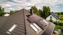 Zmiany w ustawie OZE okiem branży i klientów Dom, LIFESTYLE - Rząd szykuje zmiany w sposobie rozliczania energii z fotowoltaiki. Prosumenci będą mogli odzyskać już nie 80 czy 70% produkowanej energii, lecz w najgorszym wypadku zaledwie 40%. Analizujemy przedstawione propozycje i sprawdzamy, co sądzi o nich branża oraz klienci indywidualni.