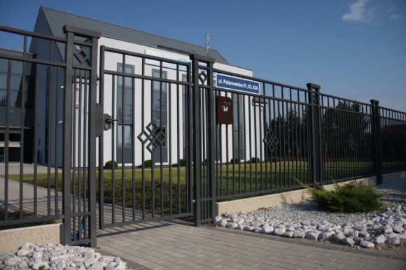  Dom, LIFESTYLE - W Polsce, jeśli chodzi o architektoniczne gusty, dwie najbardziej rozpoznawalne grupy inwestorów to z jednej strony wielbiciele form klasycznych, z drugiej nowoczesnych, modernistycznych brył. Podpowiadamy, o czym należy pamiętać, dobierając ogrodzenie do architektury domu.