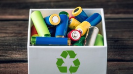 Czy baterie i akumulatory możemy wyrzucać do kosza na śmieci? Dom, LIFESTYLE - Te małe, niepozorne ogniwa dają nam energię, jednak po zużyciu, jeśli wyrzucimy je w nieodpowiednim miejscu, mogą stać się bardzo szkodliwe zarówno dla nas, jak i dla środowiska.