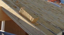 Docieplamy dom przed zimą Dom, LIFESTYLE - Dodatkowa warstwa termoizolacji pozwoli ograniczyć straty ciepła. Aby jednak prace dociepleniowe przyniosły efekt w postaci poprawy komfortu cieplnego i niższych opłat za ogrzewanie, najlepiej zastosować materiał o wysokiej efektywności energetycznej jak maty z włókien drzewnych.