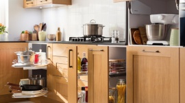 Domowa spiżarnia. Jak przechowywać produkty spożywcze w kuchni? Dom, LIFESTYLE - Początek jesieni to dobry czas na przetwory. Chętnie zamykamy owoce i warzywa w słoikach. Pojawia się tylko jeden problem: gdzie je przechowywać. Podpowiadamy, jak urządzić domową spiżarnię, nawet nie mając na to dedykowanego pomieszczenia.