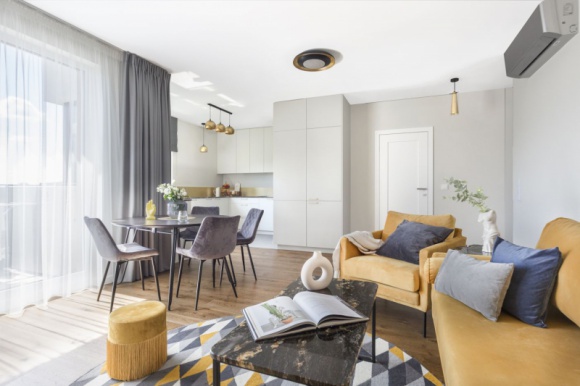  Dom, LIFESTYLE - Nowoczesne Osiedle Wilno na warszawskim Targówku, to niemalże miasto w mieście. Kameralna architektura niskich bloków ozdobionych muralami, zieleń, place zabaw i własna stacja kolejowa sprawiają, że chętnie jest wybierane przez rodziny z dziećmi.