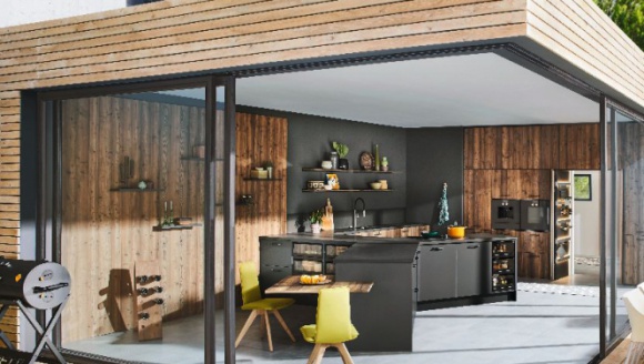  Dom, LIFESTYLE - Czy naturalny materiał, jakim jest drewno, sprawdzi się również w kuchni? Na to pytanie odpowiada Sylwia Gulewicz-Wysocka, architektka w Galerii Wnętrz DOMAR...